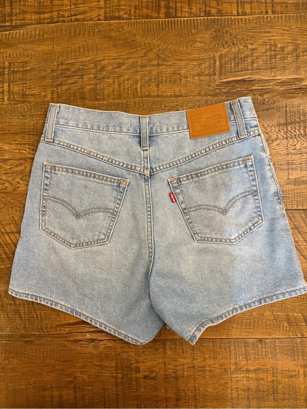 Levi’s 80s Mom Lightweight Shorts - Picture 2 of 3